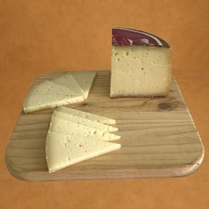 QUESO CURADO 1-4 FRONTAL Queso de oveja curado Fuente Albeitar, tabla de madera, pieza entera con etiqueta roja y fondo rústico.